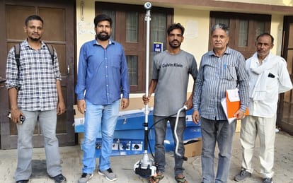   खंड विकास एवं पंचायत अधिकारी कार्यालय में आधुनिक ब्रश कटर मशीन दिखाते हुए एसईपीओ रामपाल मलिक 