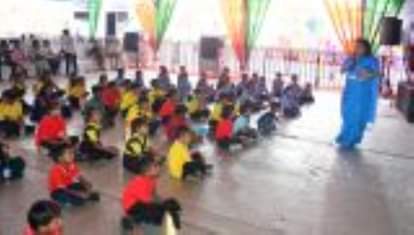 लखनऊ विश्वविद्यालय परिसर में लगे गोमती पुस्तक महोत्सव में स्टोरीलैंड कार्यक्रम में बच्चों को सव