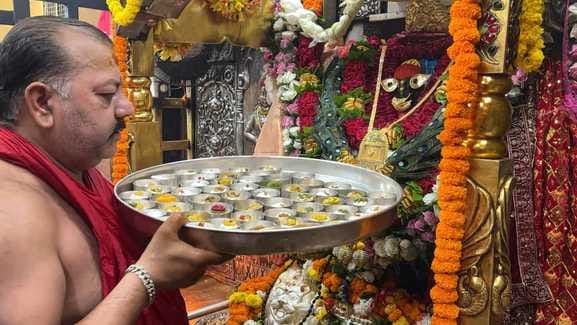 Devotees visited the Kushmanda form of the Mother Goddess, and the sound of conch shells and shehnai echoed in the courtyard.