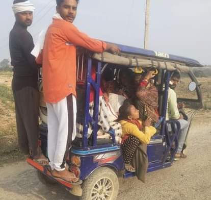 महमदाबाद-कलवारी मार्ग पर मानक दो गुना सवारियां लेकर जाता ई-रिक्शा। संवाद