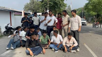 महाविद्यालय के बाहर धरने पर बैठे एबीवीपी कार्यकर्ता। संवाद।