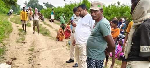 मौके पर लगी भीड़, जांच करती पुलिस।