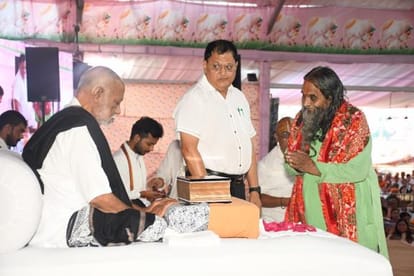 मोरारी बापू का अभिनंदन करते आयोजक 