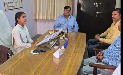 मिशन शक्ति के तहत एसएसवी इण्टर कालेज मुरलीपुर की छात्रा साक्षी जिन्हे एक दिन के लिए प्रधानाचार