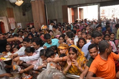 मंदिर में उमड़ी भीड़