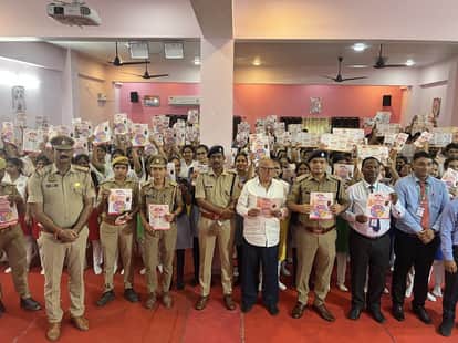 नगर के सहादतपुरा स्थित अमृत पब्लिक स्कूल में मिशन शक्ति फेज 5 के तहत छात्राओं को जागरूक करने