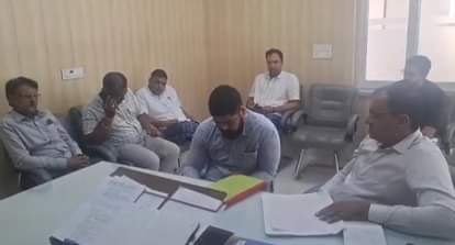 नगर परिषद कार्यालय में जांच करते सीएम फ्लाइंग की टीम। स्रोत : प्रशासन