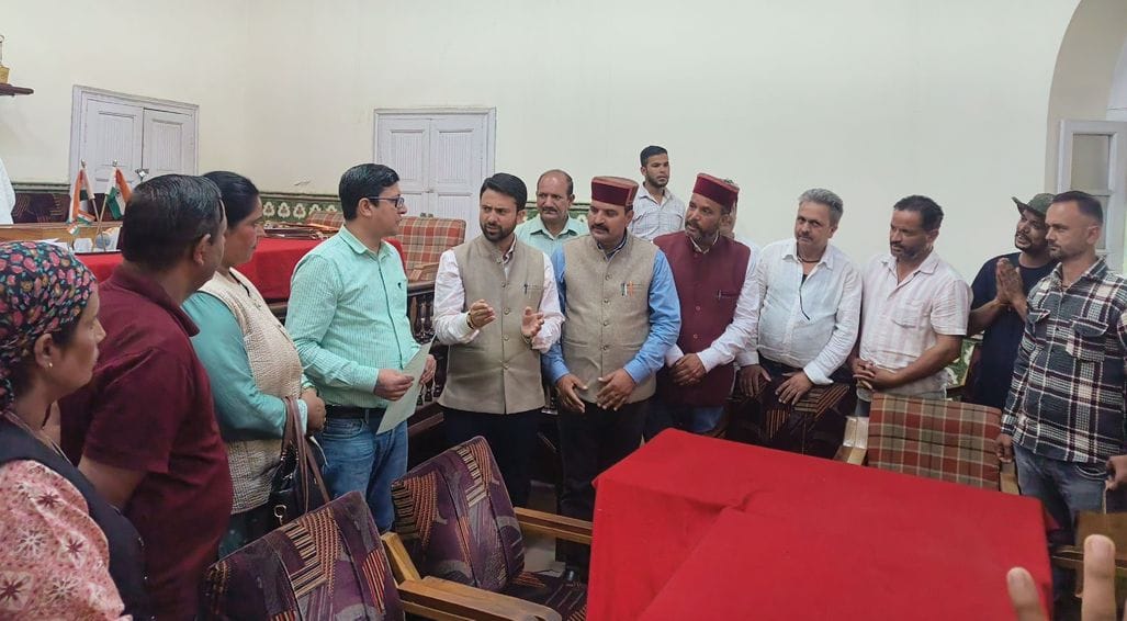 Villagers submitted a memorandum to the SDM, demanding restoration of the road.