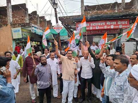 नारेबाजी करते कांग्रेसी