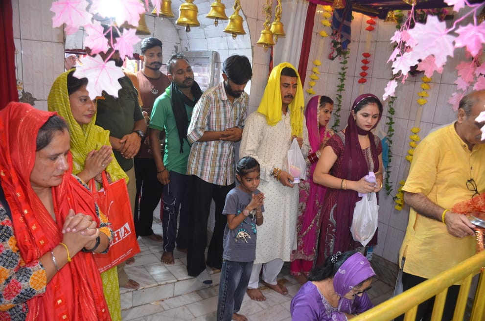 On the fourth day of Navratri, devotees gathered to have darshan of the Mother Goddess.