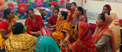 नवरात्र पर श्री रुद्र बाला जी धाम पर भजन-कीर्तन करतीं महिलाएं। स्रोत: कमेटी