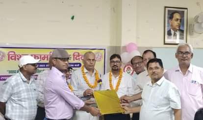 औषधि निरीक्षक अशोक कुमार को सम्मानित करते डिप्लोमा फार्मासिस्ट एसोसिएशन के पदाधिकारी। स्रोत: फा