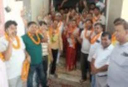 पूजा सैनी को उप प्रधान बनने पर खुशी जताते समर्थक पार्षद।  