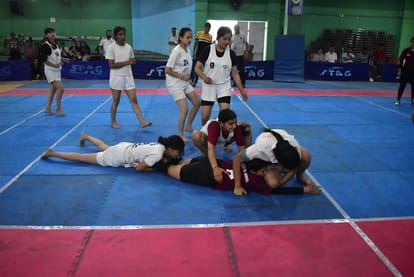 पकड़ा, गिराया और दबोच लिया...जम्मू विश्वविद्यालय के जिम्नाजियम हाॅल में इंटर काॅलेज महिला कबड्ड