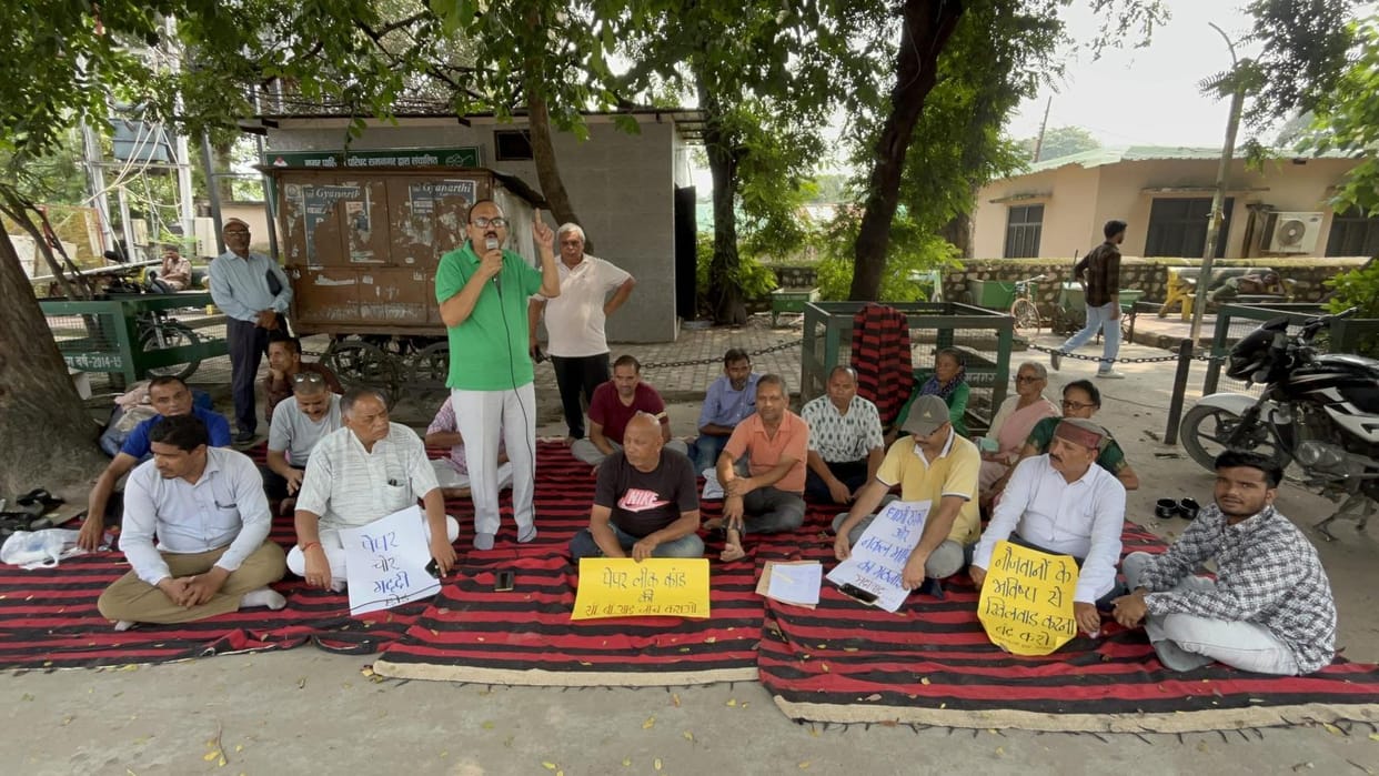 Social organizations staged a sit-in protest against the paper leak.