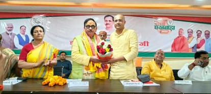 पूर्व केंद्रीय मंत्री डा. महेंद्रनाथ पांडेय का स्वागत करते भाजपा जिलाध्यक्ष बृजभूषण सिंह, स्रोत
