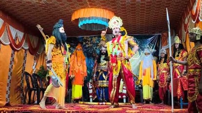 पासू में आयोजित रामलीला के दौरान लक्ष्मण और परशुराम के संवाद का दृश्य। संवाद