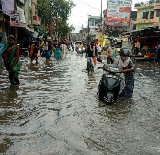 During Navratri, it rained like Sawan, the roads were flooded in one and a half hours.