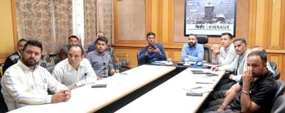 रिकांगपिओ में सड़क सुरक्षा और यातायात व्यवस्था की बैठक की अध्यक्षता करते उपायुक्त डॉ. अमित कुमा