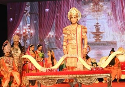 रामलीला मंचन करते फिल्मी कलाकार
