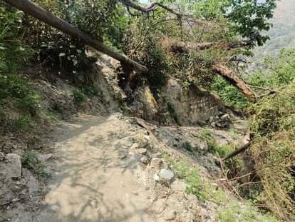 रामपुर नगर परिषद के वार्ड नंबर एक में बरसात से रास्ते को हुआ नुकसान। संवाद