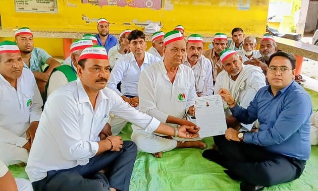 A memorandum was submitted to the Tehsildar regarding the problems of the farmers.
