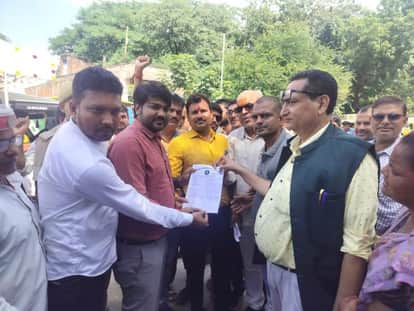 रुद्रपुर में एसडीएम को ज्ञापन देते वकील