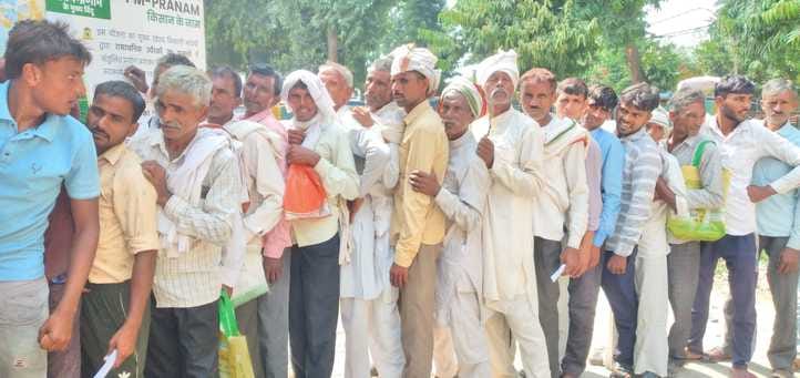There is a scramble for fertilizer and farmers' hopes remain unfulfilled.
