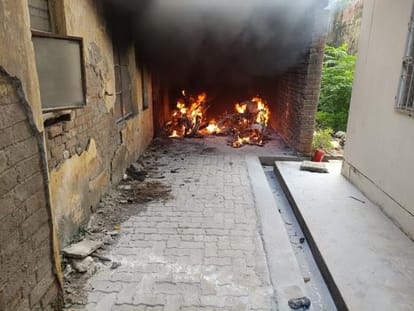 सहजनवां तहसील परिसर में जल रहीं बाइक। स्रोत-सोशल मीडियासहजनवां तहसील परिसर में जल रहीं बाइक। 
