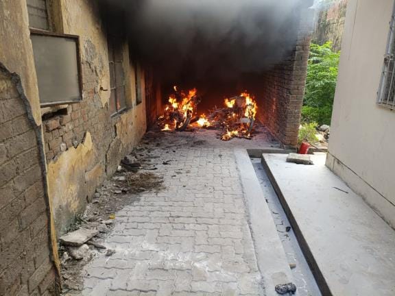 Gorakhpur News: Fire broke out in Sahajanwan tehsil premises, three bikes burnt to ashes