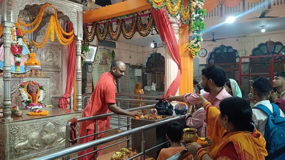 Navratri: Devotees offered coconut and chunri after seeing the mother