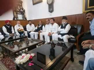 सपा नेता आजम खां से बुधवार की रात में मुलाकात करते सपाई: फोटो सोशल मीडिया