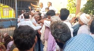 सासनी के किसान सेवा केंद्र पर लगी किसानों की भीड़।  संवाद