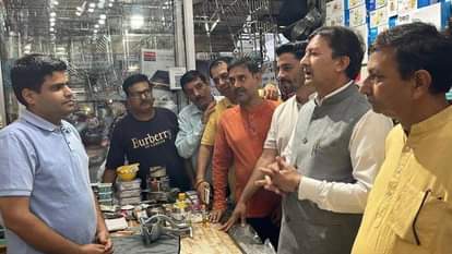 सांसद सिकंदर घुमारवीं बाजार में व्यापारियों से जीएसटी पर चर्चा करते हुए। संवाद