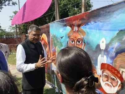 सीयू के देहरा परिसरम में विद्यार्थियों के चित्रों का अवोलकन करते कुलपति प्रो. एसपी बंसल। -स्रोत