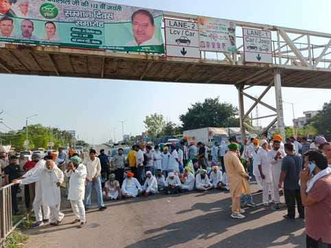Farmers blocked the Delhi-Chandigarh National Highway due to lack of smooth paddy procurement and lifting.