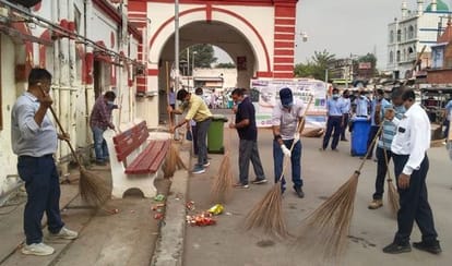 शाहजहांपुर में रेलवे स्टेशन पर श्रमदान करते अधिकारी-कर्मचारी। स्रोत: रेलवे