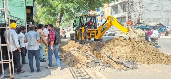 The new road was dug up at three places in four days, and the leakage problem in Vijay Nagar remained unresolved.