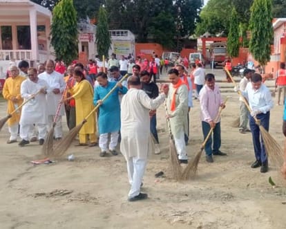  शहर के सीताकुंड घाट पर सफाई करते नगर पालिकाध्यक्ष, ईओ व अन्य लोग। 
