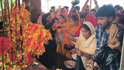 शहर के दुर्गा मंदिर पर पूजा करते श्रद्धालु ।