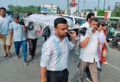 शहर में पॉलिथीन की शव यात्रा निकालते नगर आयुक्त व अन्य अधिकारी। स्रोत: नगर निगम