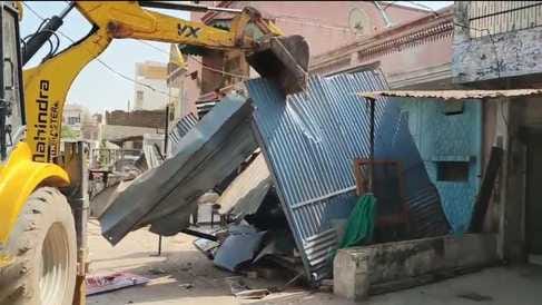 Municipal Corporation team removes temporary shed from Nahan House