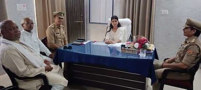शिकोहाबादफोटो-203-थाना शिकोहाबाद में जनसुनवाई करतीं एक दिन की थाना प्रभारी प्रिंसी कुमारी। स्