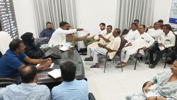 The councilors became enraged after seeing the police present at the municipal board meeting.