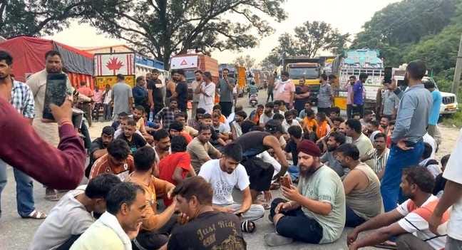 Truck drivers demonstrated by blocking Dayala Chak-Dhar road