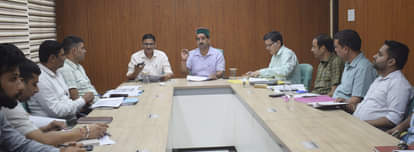धर्मशाला में जलशक्ति विभाग की योजनाओं की समीक्षा करते उप मुख्य सचेतक केवल सिंह पठानिया। -स्रोत 