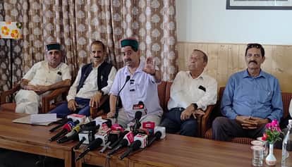 धर्मशाला में पत्रकार वार्ता करते उप मुख्य सचेतक केवल सिंह पठानिया। -संवाद