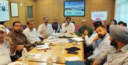 धर्मशाला में समीक्षा बैठक की अध्यक्षता करते उपायुक्त हेमराज बैरवा। -स्रोत: विभाग