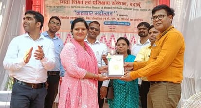 विजेताओं को पुरस्कृत करते बीएसए वीरेंद्र कुमार सिंह। संवाद
