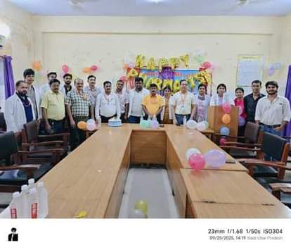 विश्व फार्मासिस्ट दिवस पर महिला अस्पताल में कार्यक्रम करते सीएमएस डॉ. अनिल कुमार व फार्मासिस्